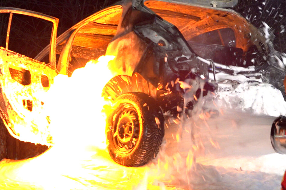 Auto steht lichterloh in Flammen: Fahrer tot und weit vom Unfallort entfernt gefunden