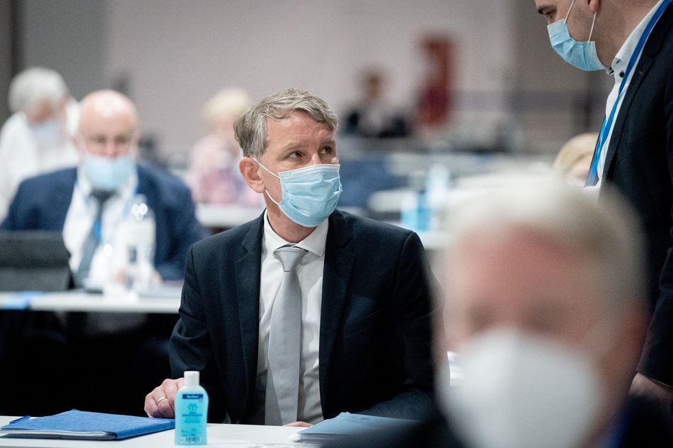 Björn Höcke (49) von der AfD nimmt in der Dresdener Messehalle am Bundesparteitag der AfD teil.