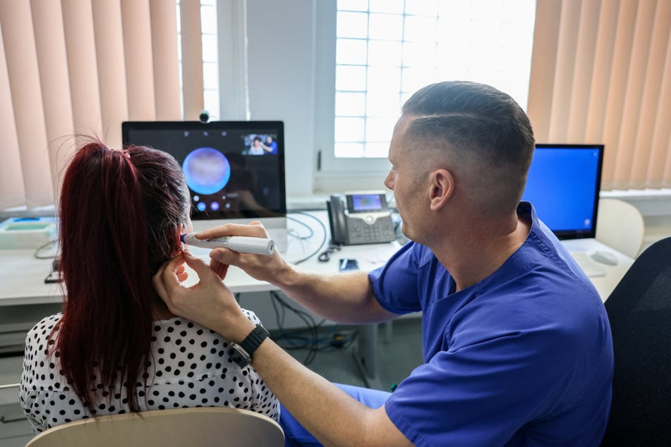 Ein Pfleger der Justizvollzugsanstalt Chemnitz zeigt, wie Telemedizin in der Krankenstation des Frauengefängnisses genutzt wird.