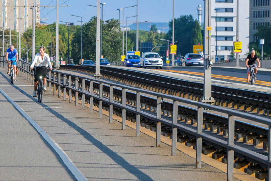 Blick von der Altstadtseite: Links der alte Weg auf dem westlichen Brückenzug, rechts rollt ein Radler auf der neu markierten Radspur.