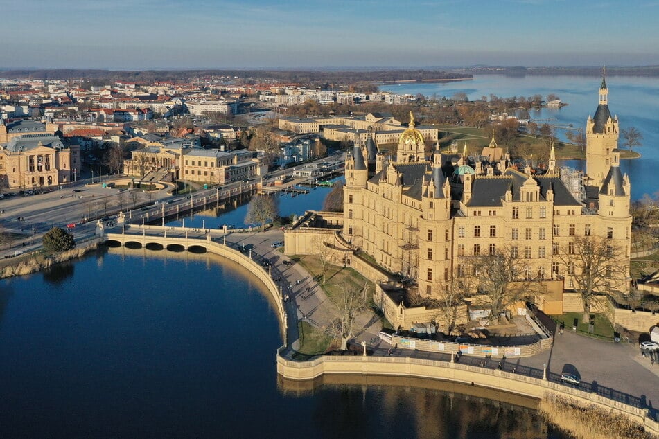 Schweriner Schloss zieht mit dem Taj Mahal und Pyramiden von Gizeh gleich