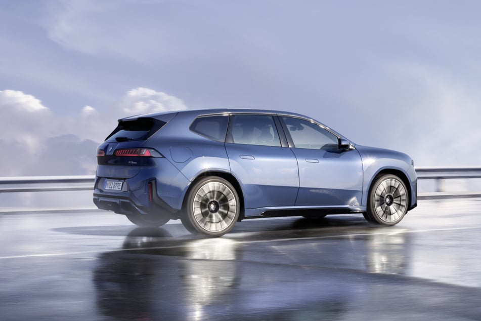 Im neuen BMW iX3 entsteht ein völlig neuartiges Fahrgefühl – präzise, harmonisch und sicher zugleich. Herzstück ist das BMW Heart of Joy: eine hochperformante Steuerungseinheit, die Antrieb, Bremsen, Rekuperation und Teilfunktionen der Lenkung vernetzt.