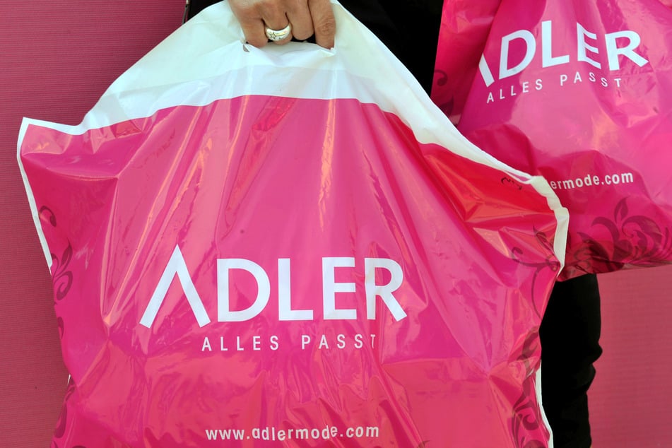 Die Adler Modemärkte AG betreibt nach eigenen Angaben derzeit 171 Märkte, davon 142 in Deutschland.