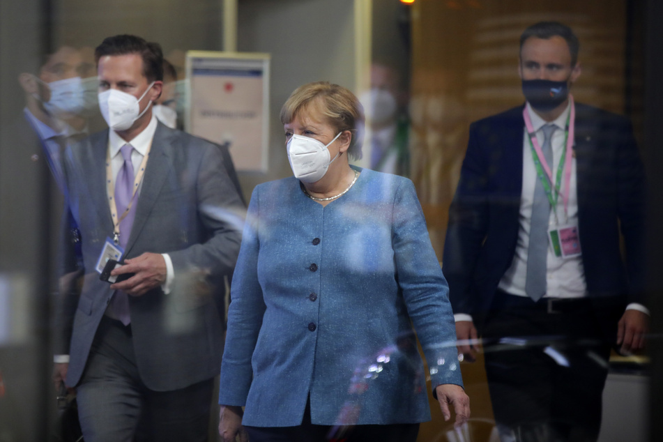 Bundeskanzlerin Angela Merkel (M, CDU) verlässt den EU-Sondergipfel.