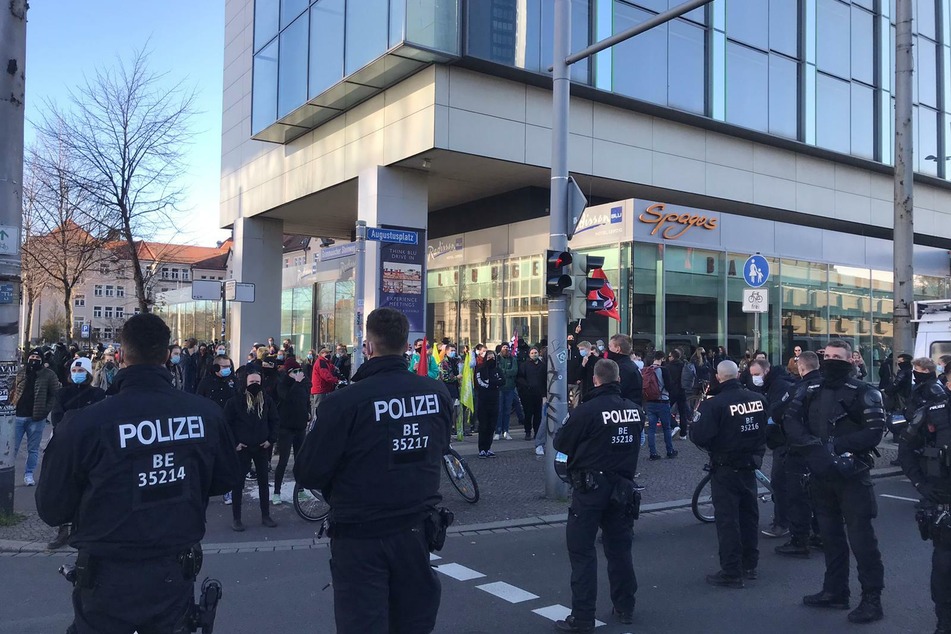 Gegenproteste sind vom Rande der Veranstaltung zu vernehmen.