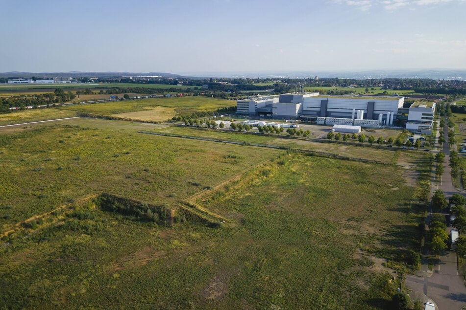 Baubeginn wohl noch in diesem Halbjahr: Auf diesem Gelände im Dresdner-Norden soll die ESMC-Fabrik bis 2027 entstehen.
