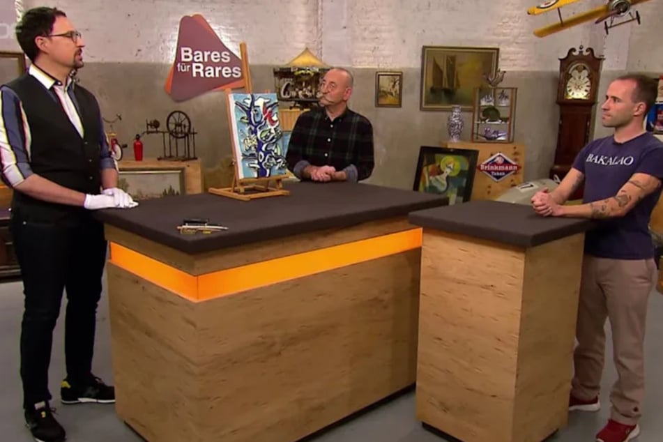 Cédric Reuter (37, r.) aus Köln möchte ein Keramikrelief bei "Bares für Rares" verkaufen.