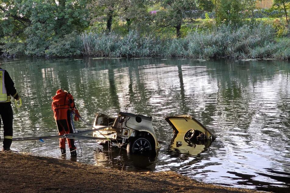 Die Feuerwehrkräfte nutzten eine Seilwinde, um das Auto zu bergen.