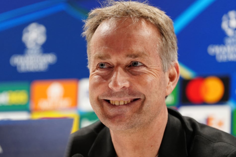 Hat trotz zuletzt fehlender Ergebnisse gut lachen: Bayer-Leverkusen-Trainer Kasper Hjulmand (53).