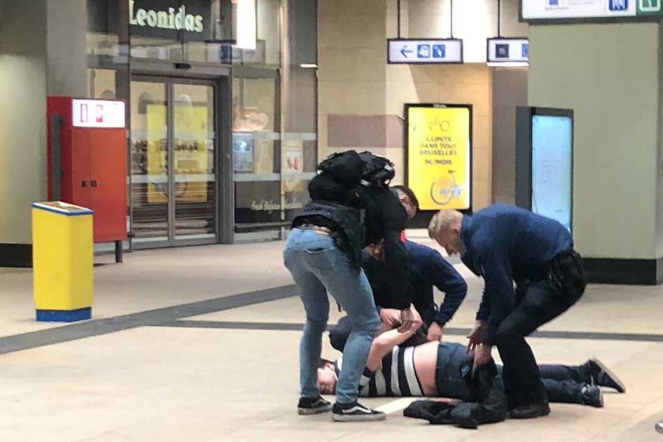 In einer U-Bahn-Station im EU-Viertel nahm die Polizei einen jungen Mann fest.