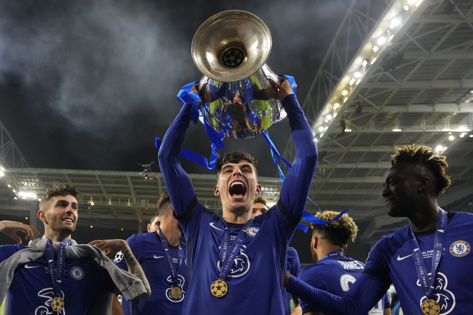 Chelseas Kai Havertz (21) feiert mit dem Henkelpott nach dem Sieg im Champions-League-Finale: