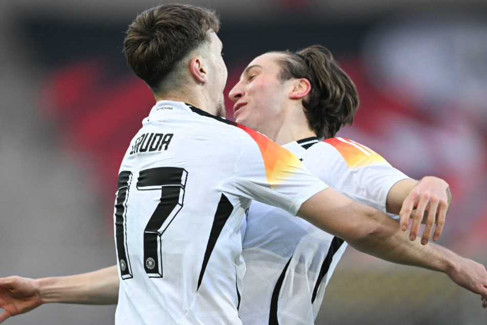 Brajan Gruda (19, l.) vom 1. FSV Mainz 05 und Rocco Reitz (21) von Borussia Mönchengladbach jubeln im U21-Länderspiel zwischen Deutschland und Israel über ein Tor der DFB-Elf.