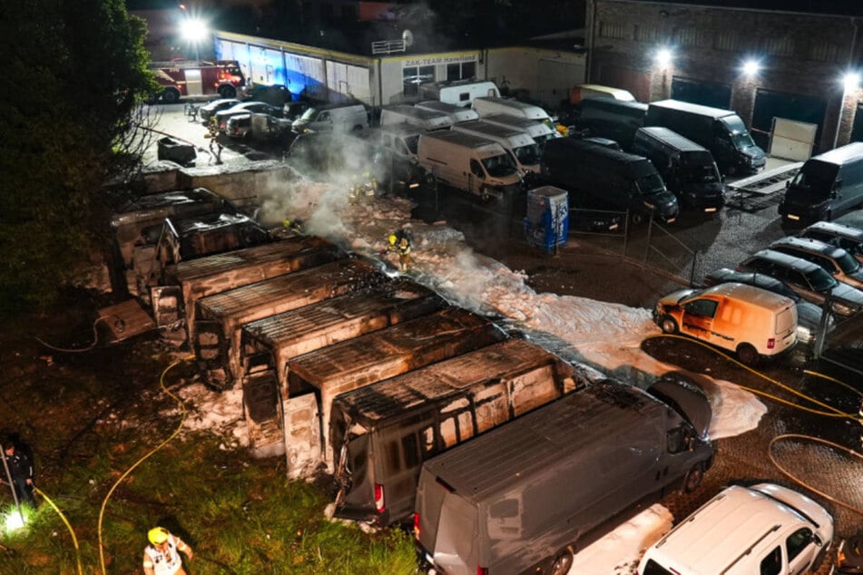 Bei dem Brand in dem Gewerbepark sind 14 Fahrzeuge ausgebrannt.
