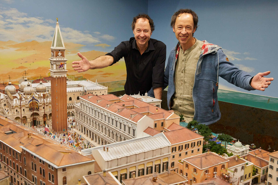 Frederik (l.) und Gerrit Braun (beide 54) stehen im Hamburger Miniatur Wunderland neben dem Venedig-Abschnitt.
