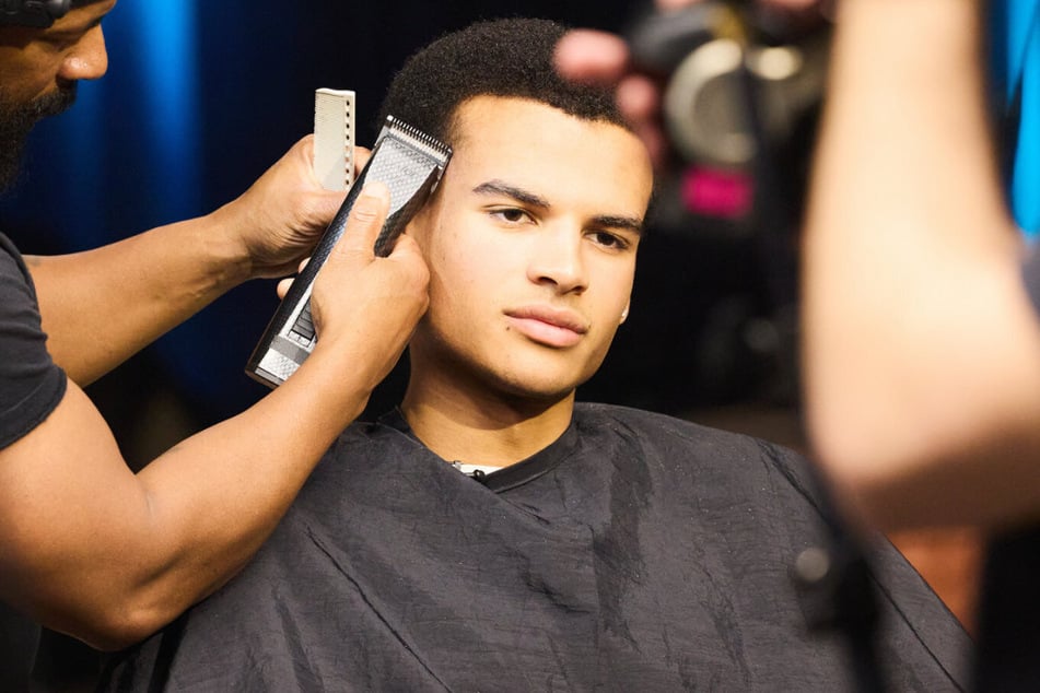 Kandidat Boureima durfte selbst entscheiden, wie er sich verändert. Er hat sich für "gar nicht" entschieden. Hier und da wurde ein Millimeter Haar verändert – das war's.