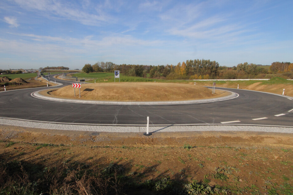 Für lange Brummis: Dieser neue Kreisverkehr hat einen Durchmesser von 51 Metern.