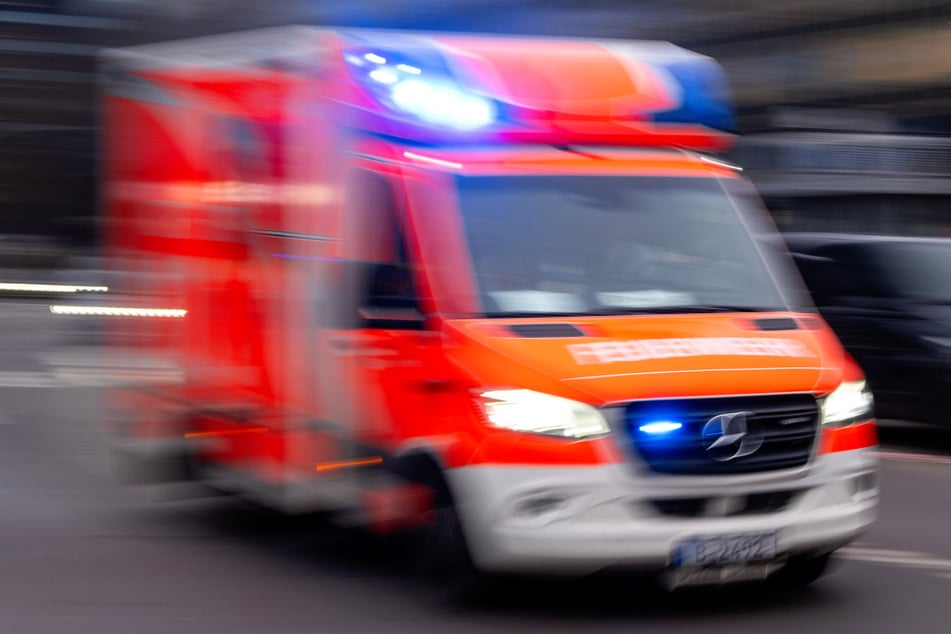 Zu schnell unterwegs: 23-Jähriger stirbt bei Unfall, drei Männer schwer verletzt