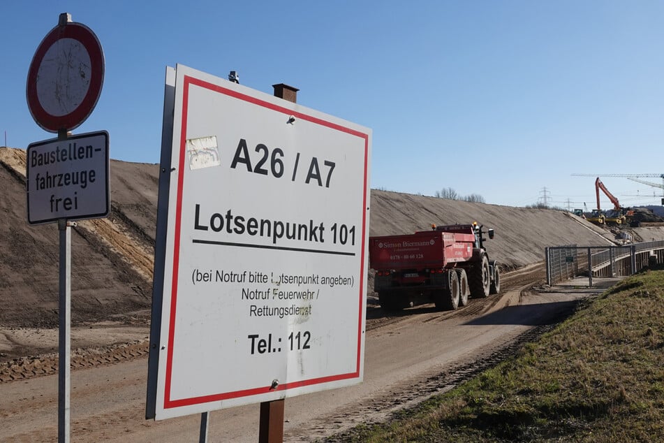 Derzeit wird die A26-West neben der A7 gebaut. (Archivbild)