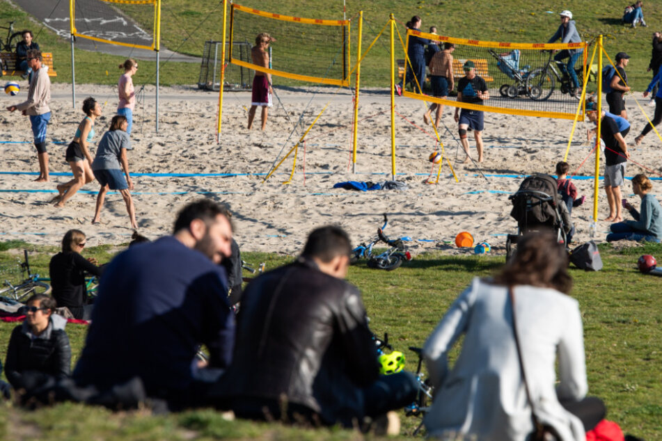 Freizeitsportler spielen auf Beachvolleyball Plätzen im Volkspark Friedrichshain.