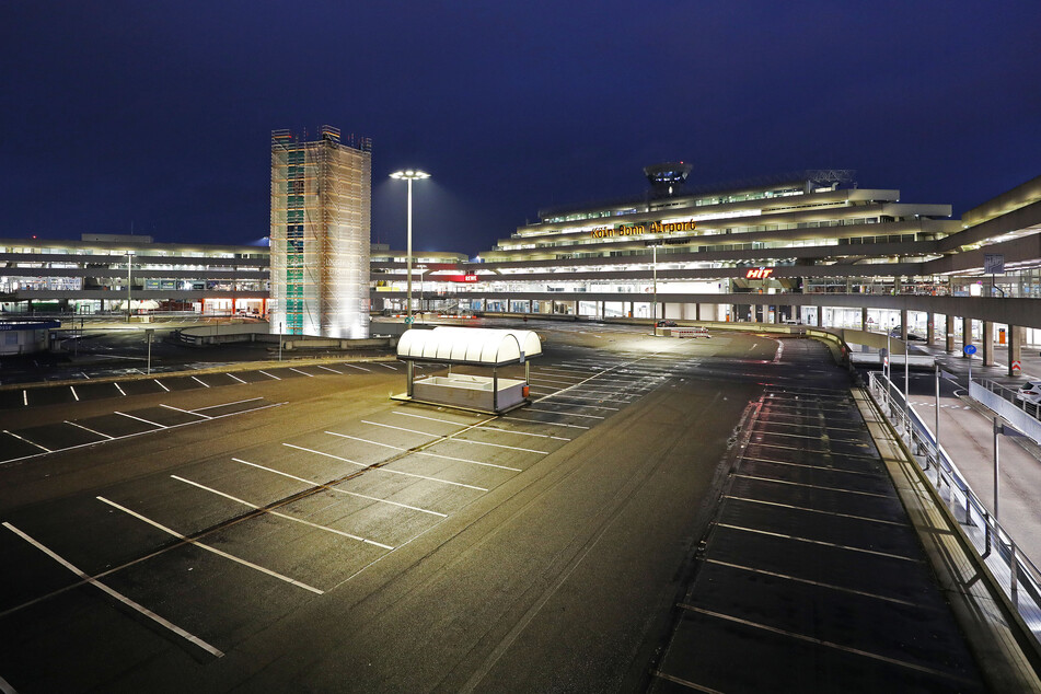 Der Parkplatz am Terminal des Flughafen Köln/Bonn ist leer.