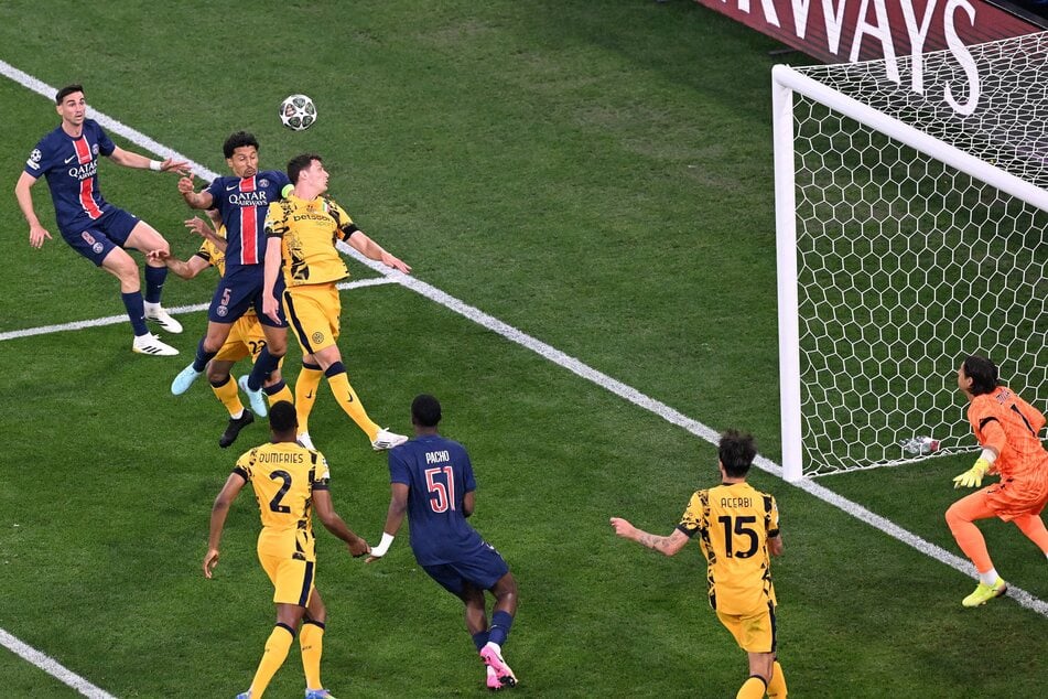 Marquinhos (2.v.l.) im Luftduell mit Pavard.