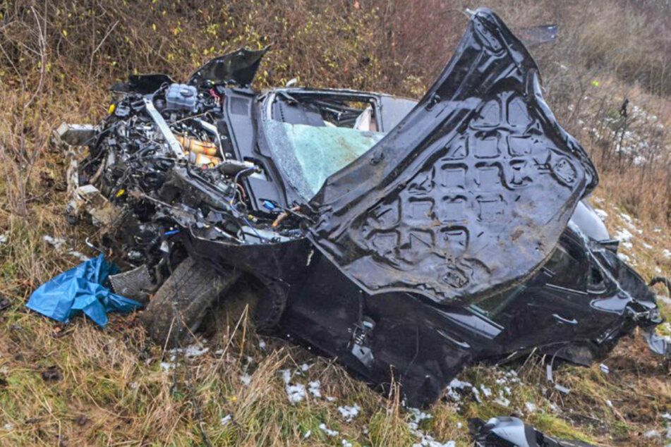 Bis zu 250.000 Euro Schaden: Fahrer (31) schrottet Porsche Cayenne auf Autobahn