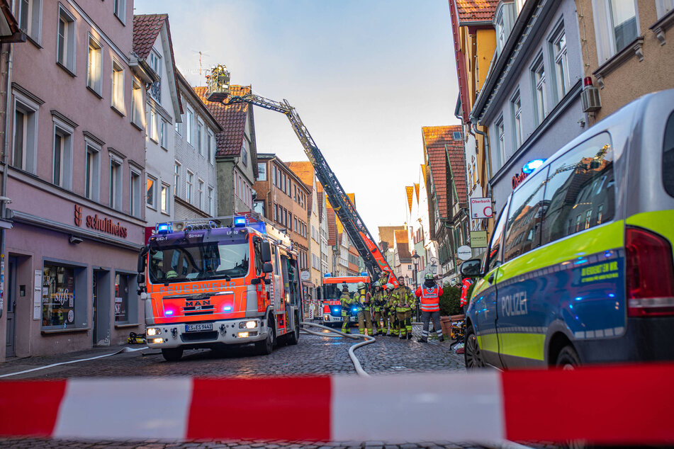 Die Feuerwehr Esslingen war mit 117 Einsatzkräften und 20 Fahrzeugen vor Ort.