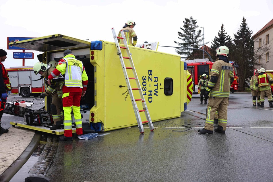 Infolge des Unfalls kippte der Rettungswagen auf die Seite.