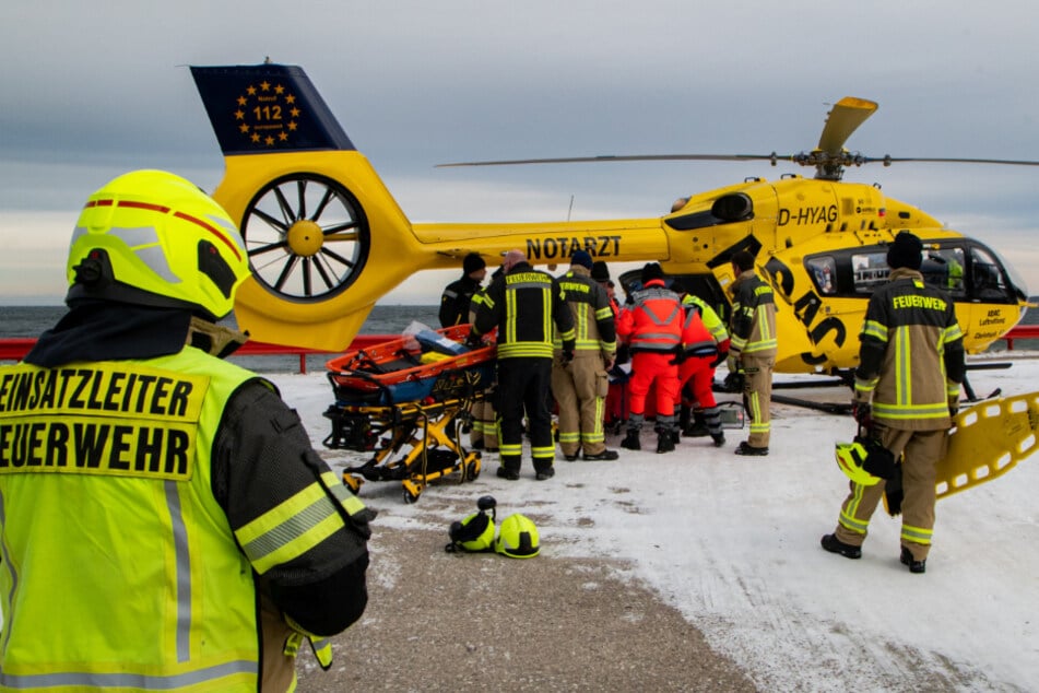 Die Kameraden mussten einen Schwerverletzten mehrere hundert Meter weit zu einem wartenden Rettungshubschrauber tragen.