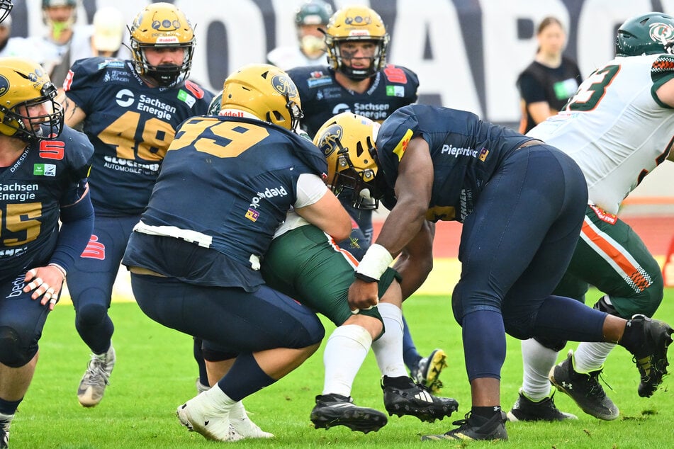 Immerhin im Laufspiel der Kieler packten Eric Hauschild (27, l.) und Deshon Hall (24, r.) öfter zu.