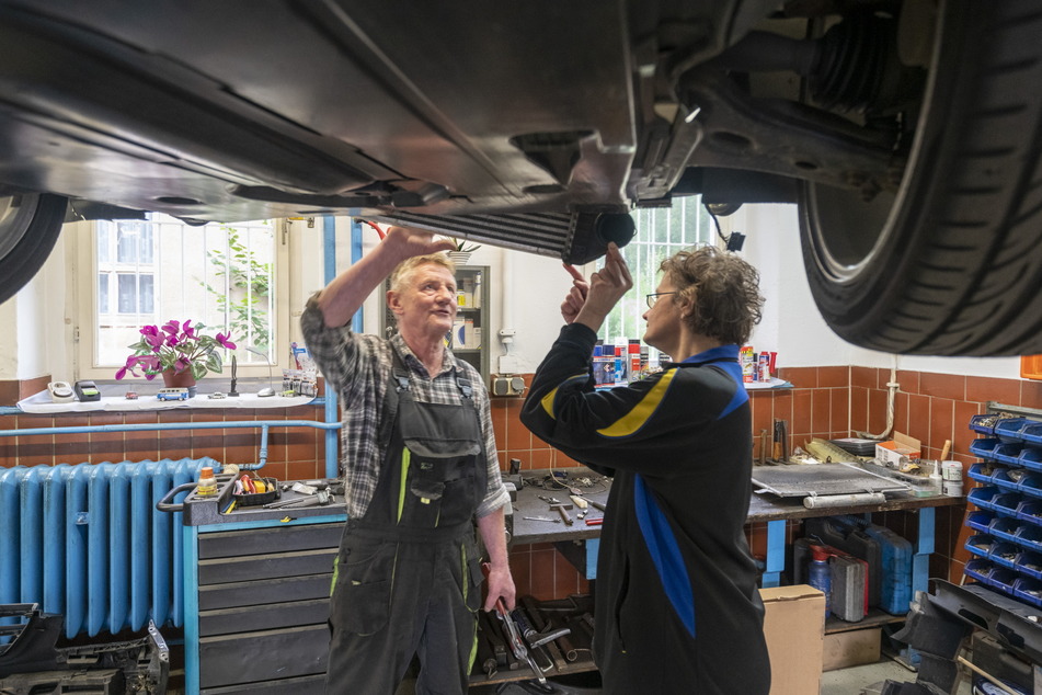 Reparieren seit 25 Jahren Autos in der eigenen Werkstatt: Michael Blunert (66) und Partnerin Jacqueline Schreiber (52).