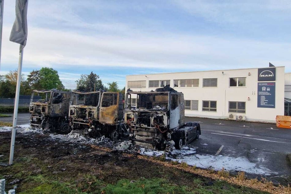 Drei ausgebrannte Zugmaschinen am Donnerstagmorgen.