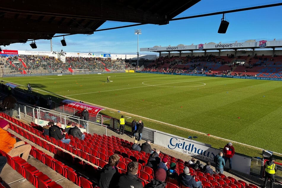 45 Minuten vor dem geplanten Anpfiff fehlen noch zahlreiche Gästefans.