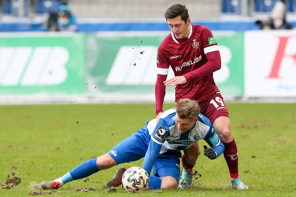 Seit Wochen oben auf: Dynamos Jonathan Meier (21, r.) setzt sich in dieser Szene gegen den Magdeburger Dominik Ernst (30) durch.
