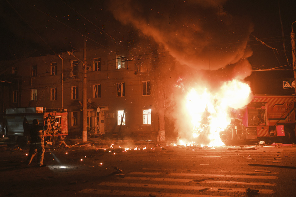 Die Feuerwehr war gerade an den beschossenen Wohnhäusern in Charkiw im Einsatz, als es erneut zu einem russischen Angriff kam. Dabei wurde ein Löschfahrzeug getroffen.