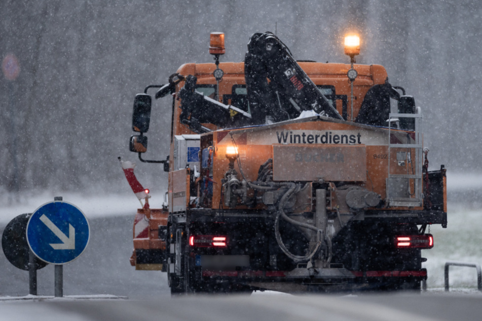 In Köln und Umgebung sind seit dem frühen Vormittag unzählige Fahrzeuge des Winterdienstes im Einsatz, um die Straßen vom Schnee zu befreien.
