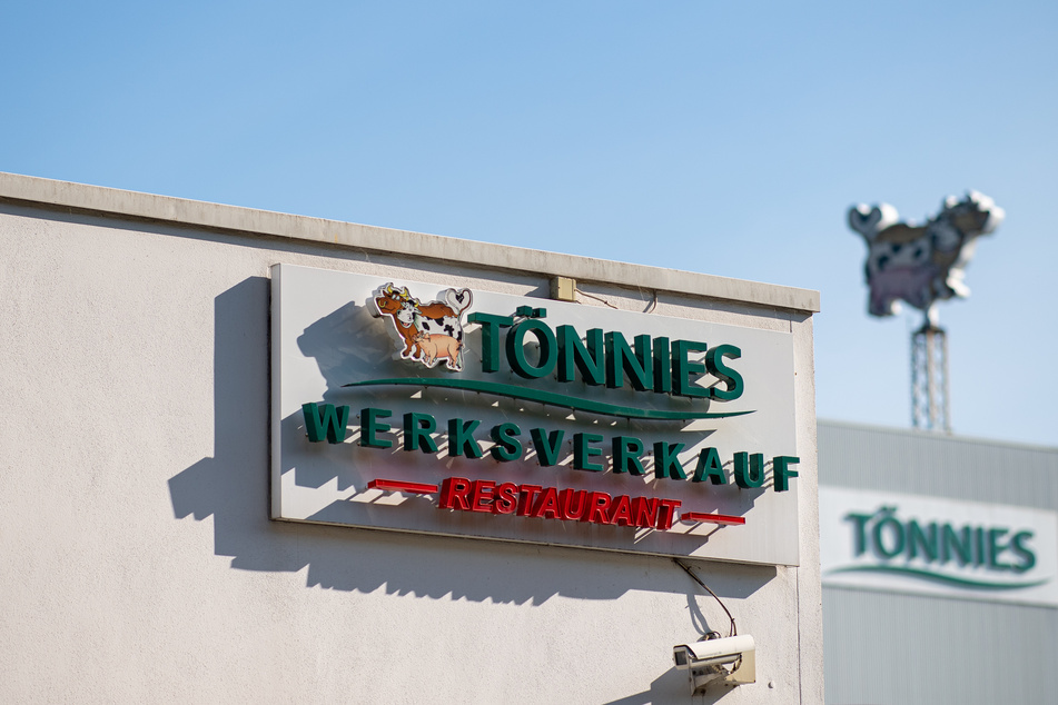 Ein Schild weist auf den Werksverkauf und das Restaurant der Firma Tönnies hin.