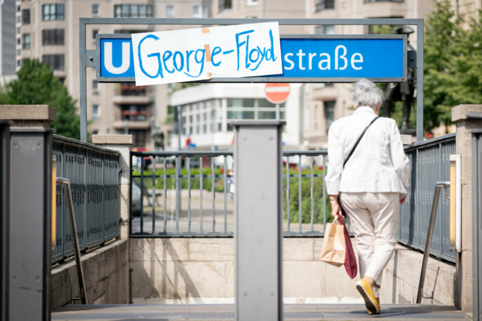 An der U-Bahnhaltestelle Mohrenstraße in Berlin-Mitte hängt auf dem U-Bahn-Halstestellenschild ein Plakat mit der Aufschrift "George-Floyd" im Gedenken an den in Minneapolis getöteten Afroamerikaner.