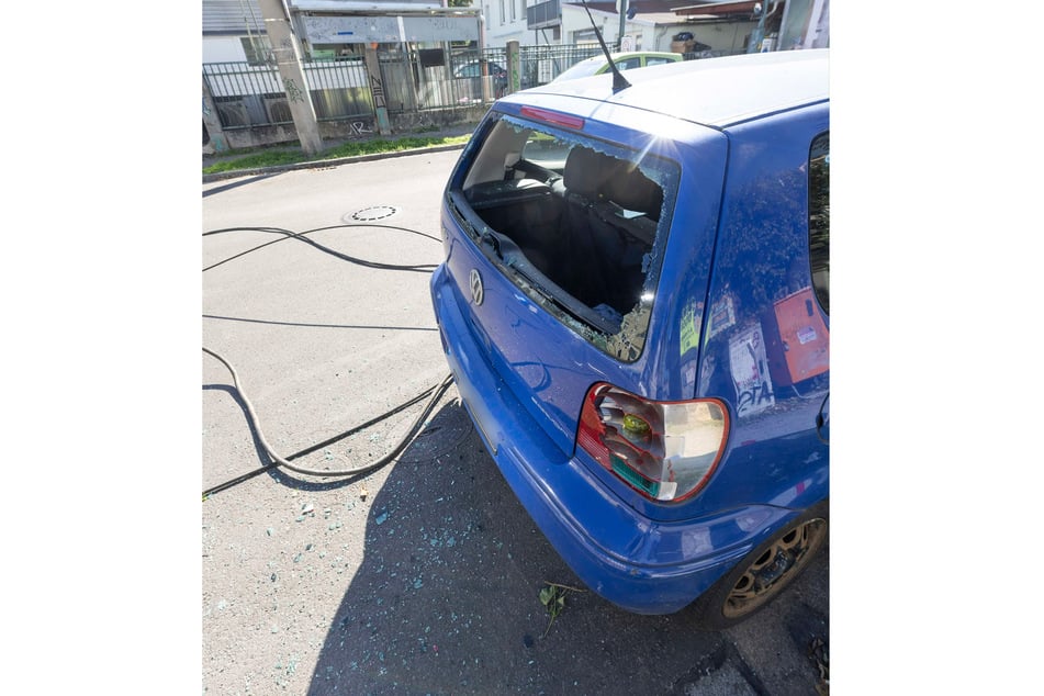 Offenbar wurde durch die herabfallende Leitung auch die Heckscheibe eines Volkswagen beschädigt.