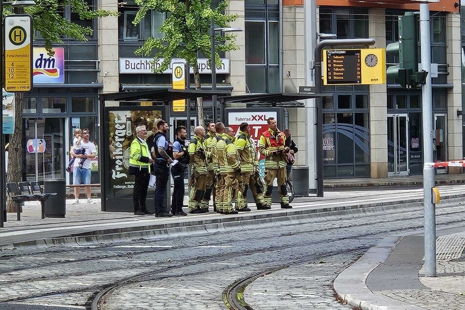 Einsatzkräfte von Feuerwehr und Polizei am Fetscherplatz.