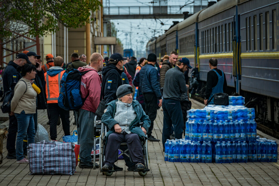 Eine Frau im Rollstuhl wartet im Bahnhof von Pokrowsk auf ihre Evakuierung in die Stadt Dnipro.