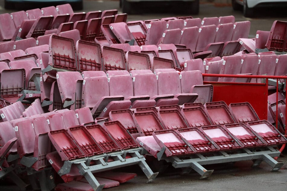 Tausende Sitzschalen fallen dem Abriss zum Opfer.