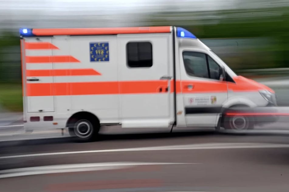 Der Verunfallte (20) wurde in eine Klinik gebracht. (Symbolfoto)