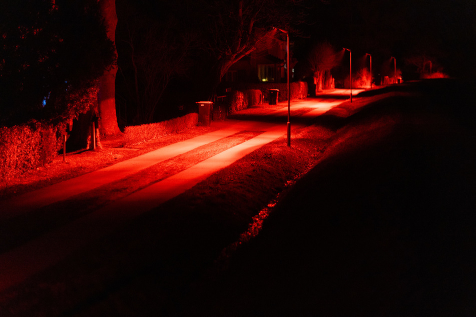 Die Straße in Mecklenburg-Vorpommern leuchtet aus bestimmten Gründen rot.