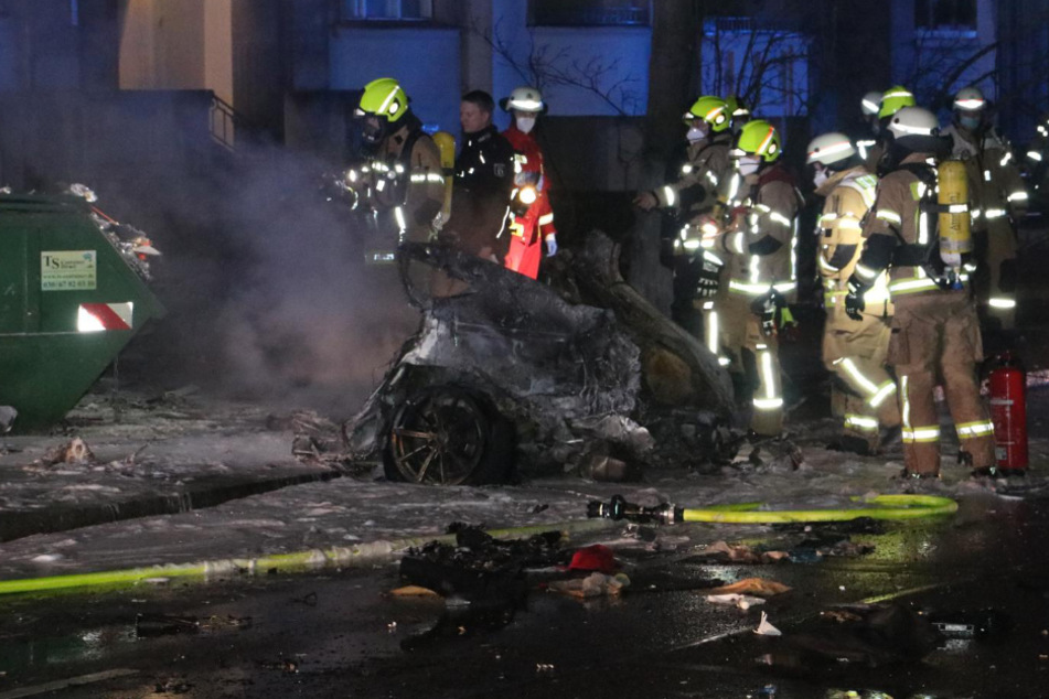 Rettungskräfte begutachten die Unfallstelle.
