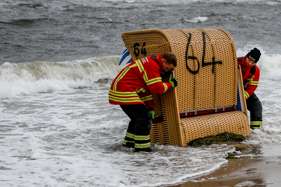 Ungewöhnlicher Einsatz! Feuerwehr rettet Strandkörbe vor Sturmflut