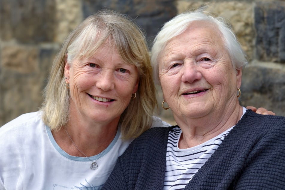 Annett Raßmus (64, Erzieherin) und ihre Mutter Annetta Böhm (90, Rentnerin)