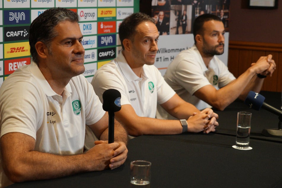 Blicken mit Vorfreude auf die kommende Spielzeit: Geschäftsführer Karsten Günther (l.), Trainer Rául Alonso (46, m.) und Sport-Direktor Bastian Roscheck (r.).