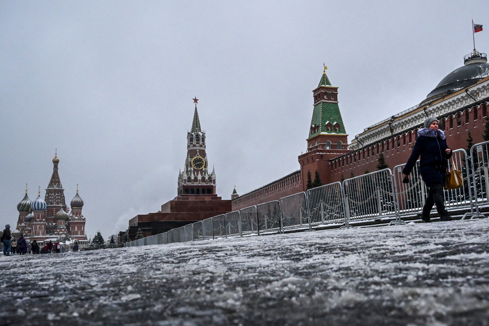 Es ist frostig in Moskau, denn der Krieg läuft anders als geplant. Putins Paladine liebäugeln offenbar mit einem Umzug in wärmere Gefilde.