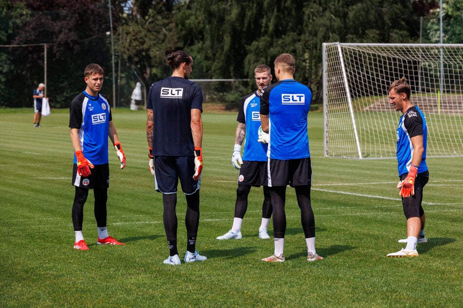 Hansas neuer Torwart-Trainer Arvid Rinast (36, 2.v.l.) mit seinem Keeper-Quartett. Auch Yannic Stein (21, 2.v.r.) buhlt um die Nummer eins.
